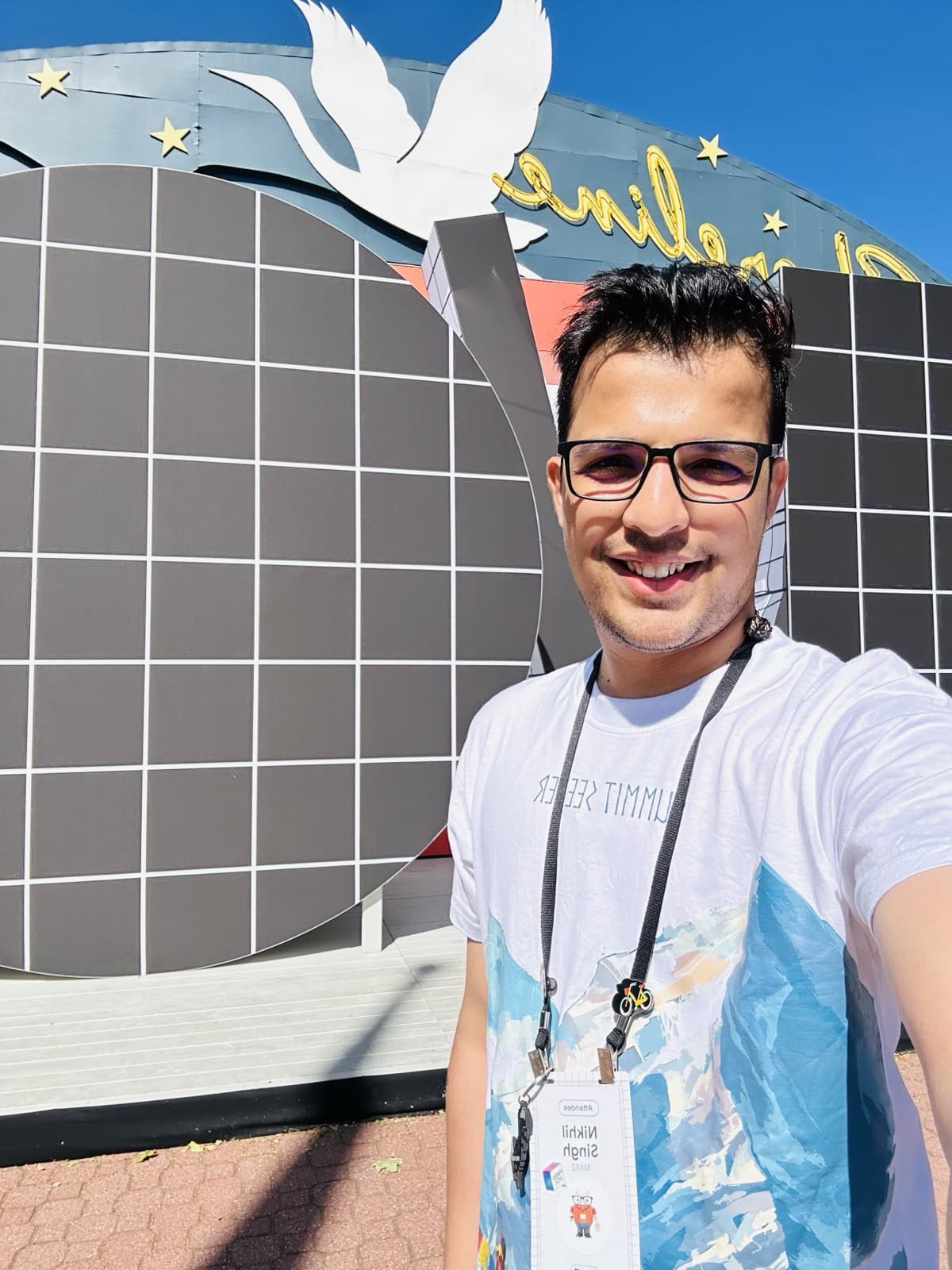 Selfie outside the Shoreline Amphitheatre entrance